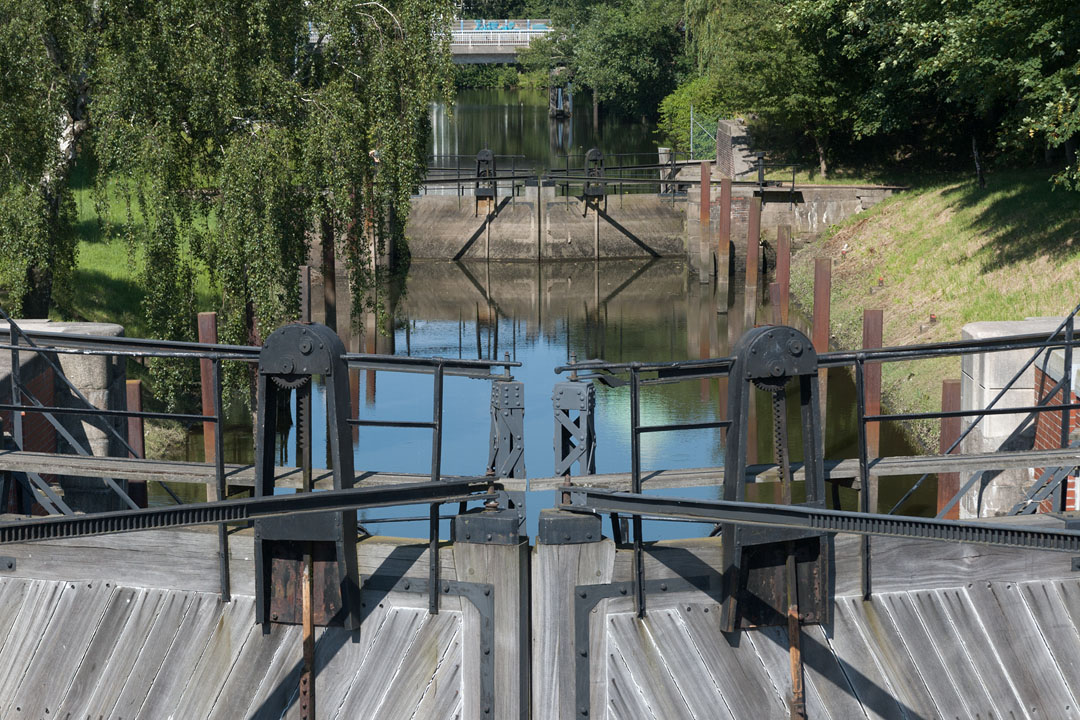 Dalben im Becken der Veringkanal-Schleuse