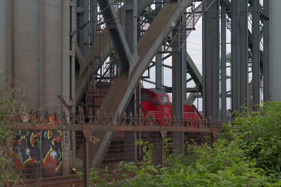 Blick zur Eisenbahnbrücke neben der Freihafenbrücke.