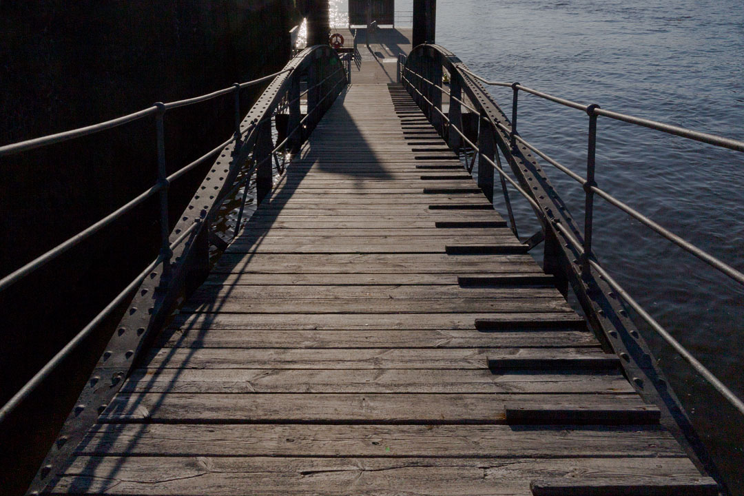 Brücke zu einem schwimmenden Ponton.