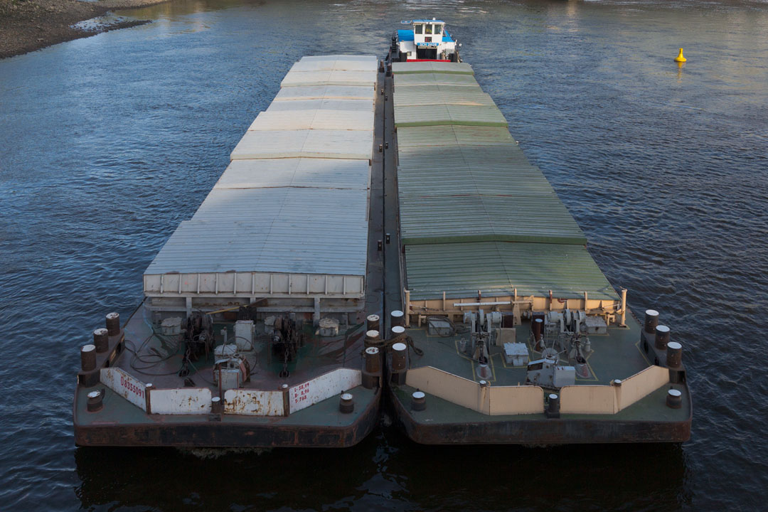 Binnenschiff mit Leichter.
