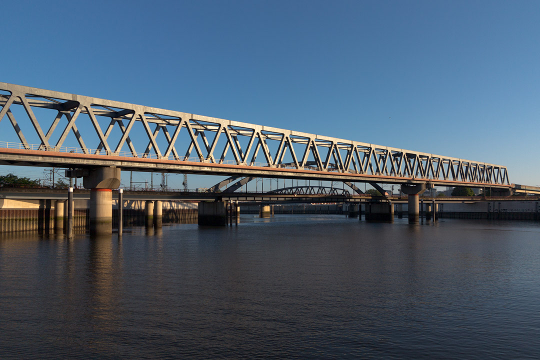 Die drei Brücken über den Billhafen im Morgenlicht.