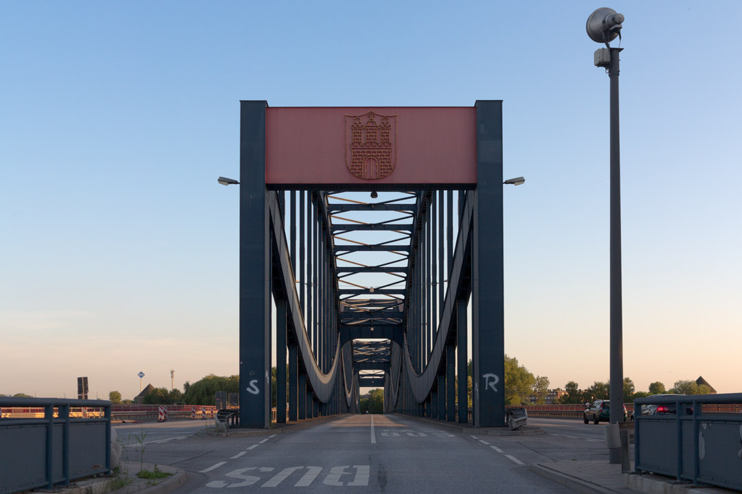 Bushaltestelle nördlich der Neuen Elbbrücke.