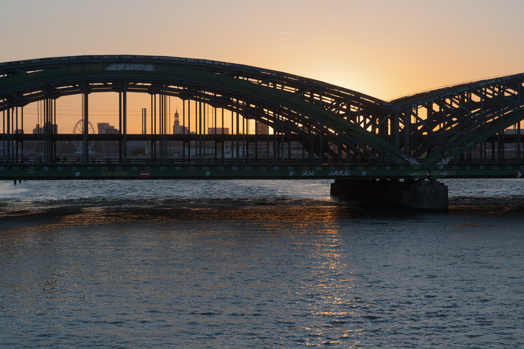 Brücken der S-Bahn, der Eisenbahn und die Freihafenelbbrücke.