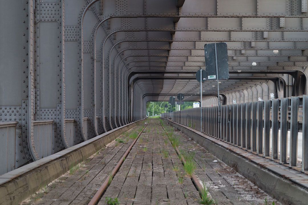 Stillgelegte Gleis der Hafenbahn auf der Freihafenelbbrücke.