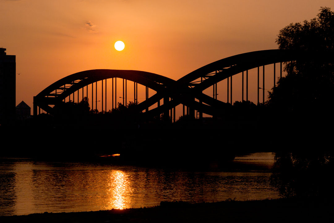 Sonnenaufgang hinter der Neuen Elbbrücke.