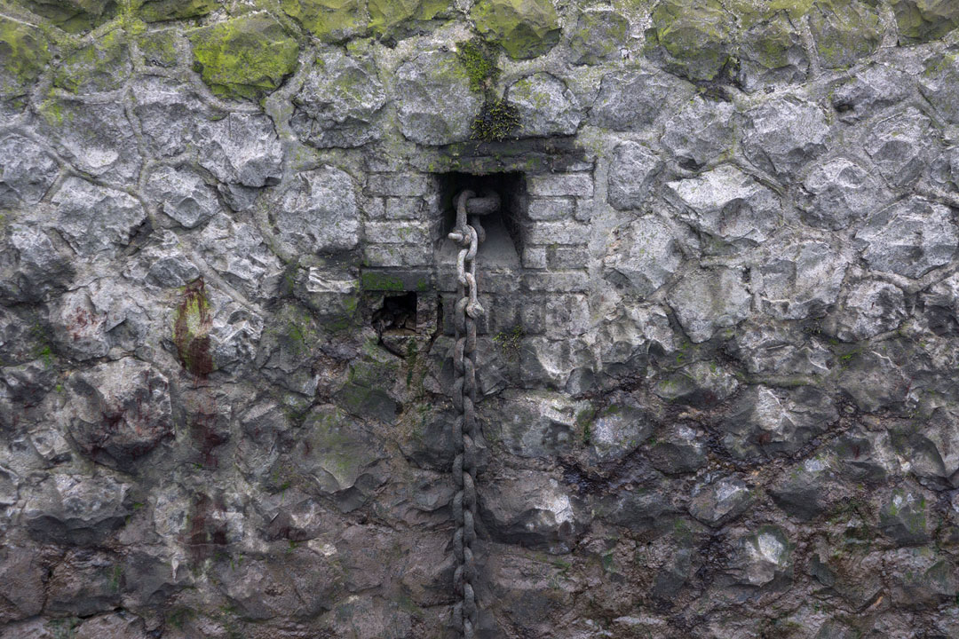 Kette in der Mauer des Holthusenkais.