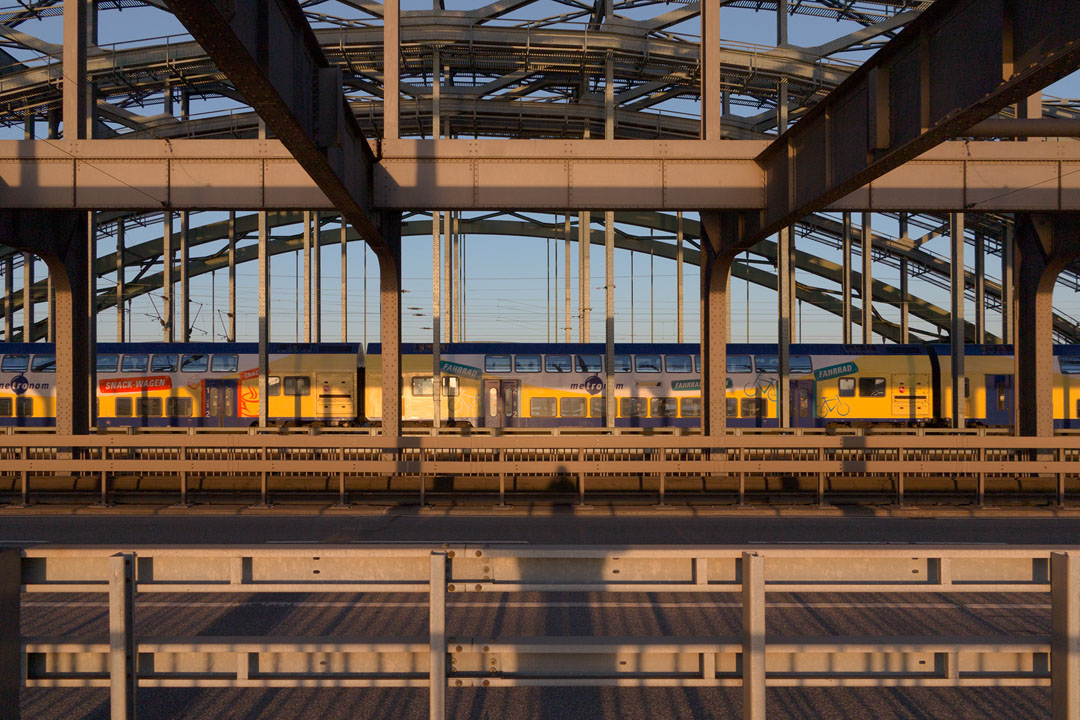 Eisenbahnbrücke mit Metronom.