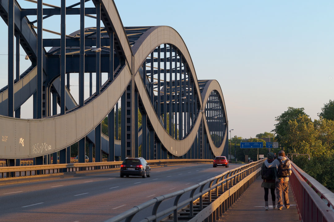 Fußweg der Neuen Elbbrücke.