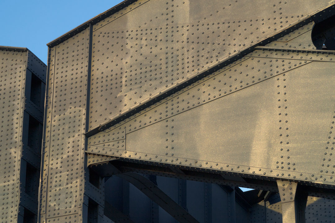 Knotenpunkten des Überbaus der Neuen Elbbrücke.