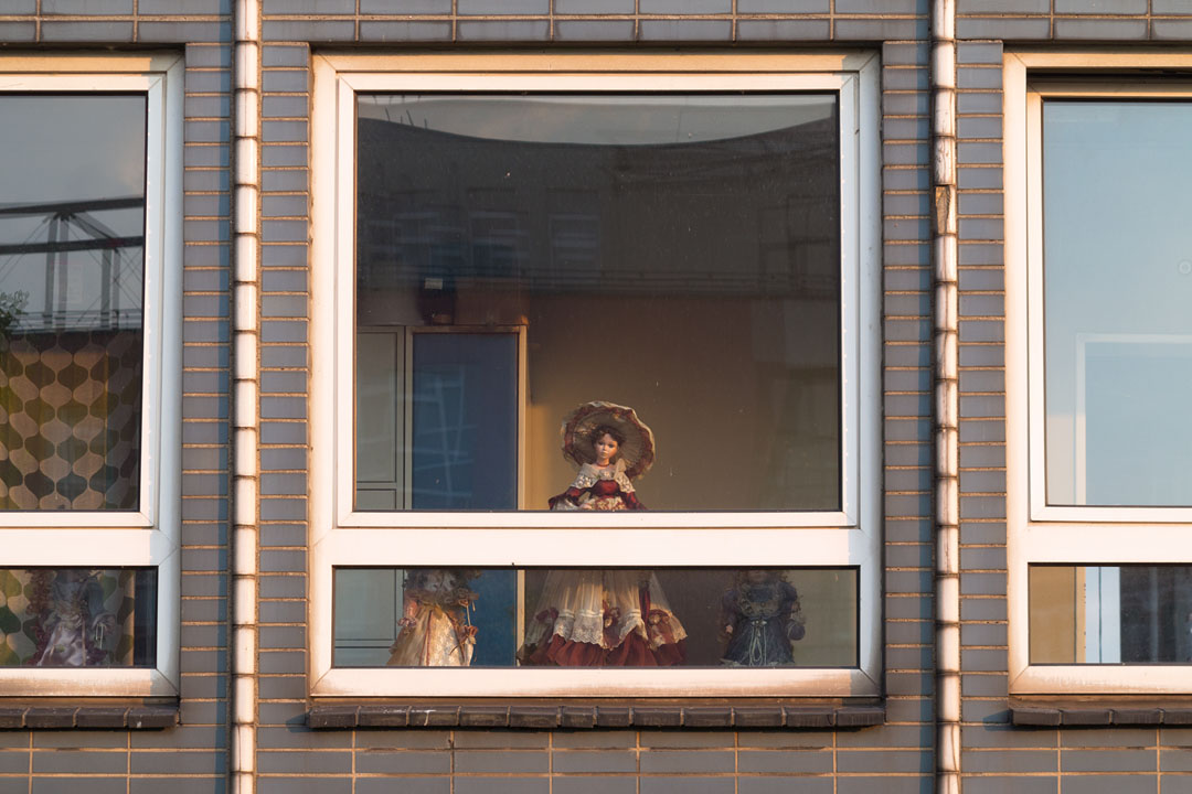 Puppe am Fenster.
