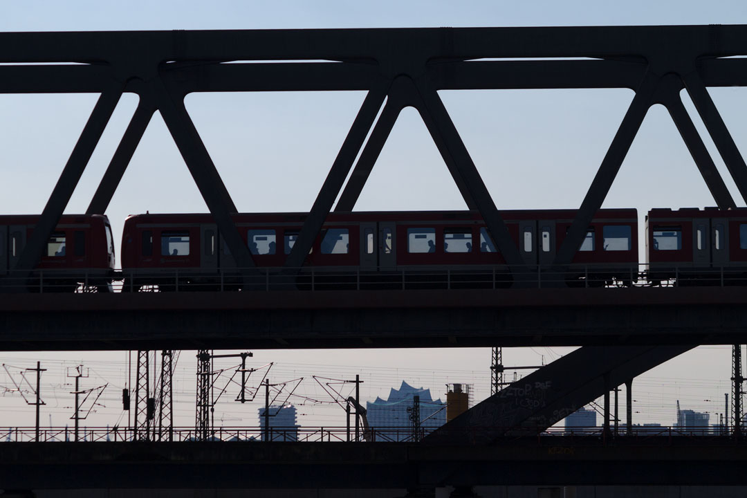 S-Bahn in Richtung Hamburg Hauptbahnhof.