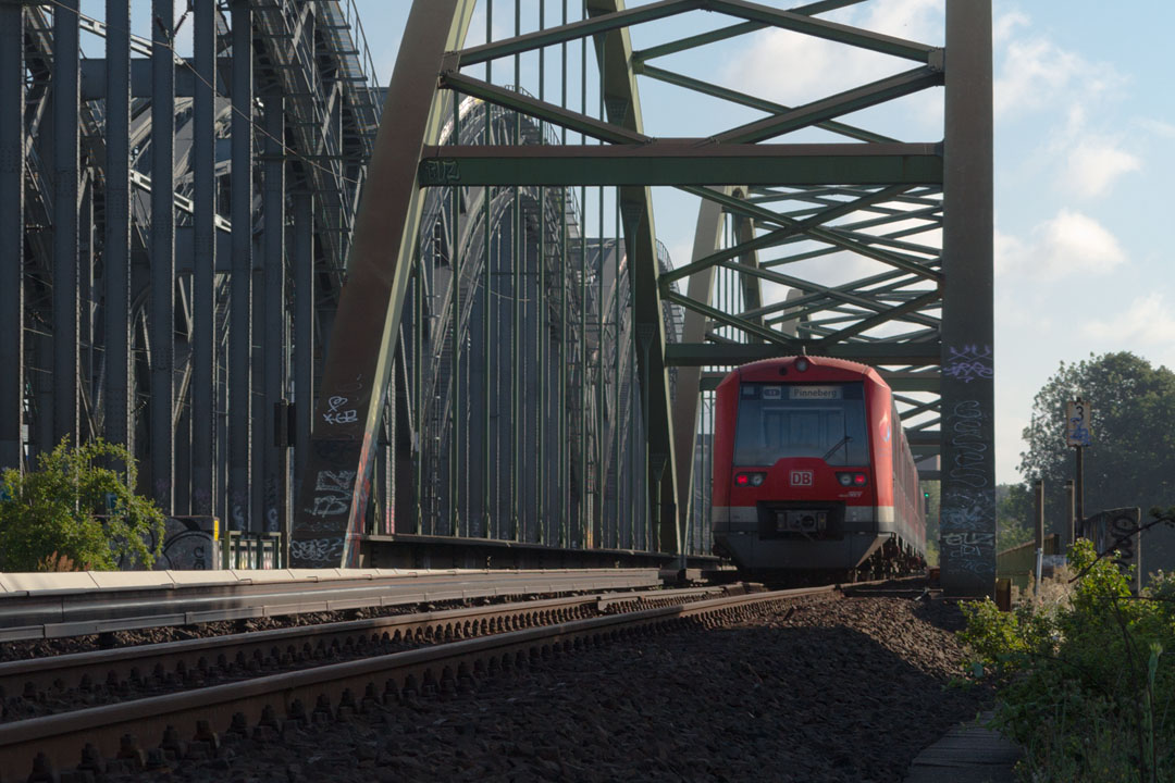 S-Bahn auf der Brücke über die Elbe.