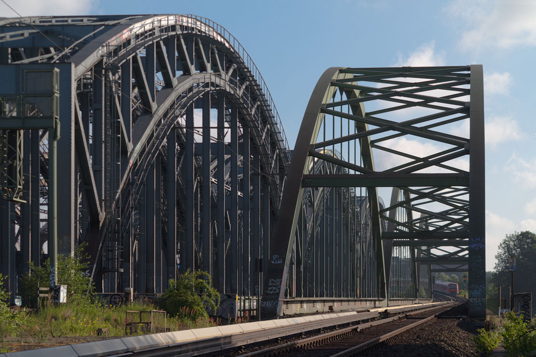 S-Bahn-Brücke neben der Eisenbahnbrücke.