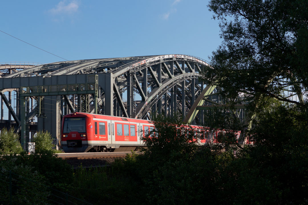 S-Bahn verlässt S-Bahn-Brücke.
