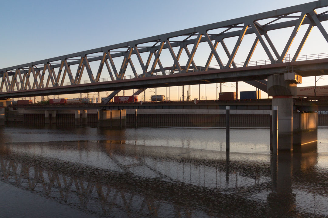 S-Bahn-Brücke über den Oberhafenkanal.