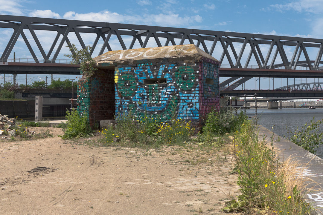 Splitterschutzbunker am Oberhafenkanal.