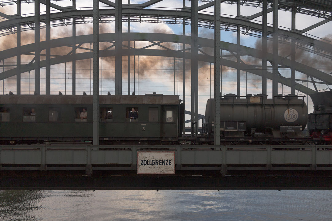 Alter Zug über der Elbe.