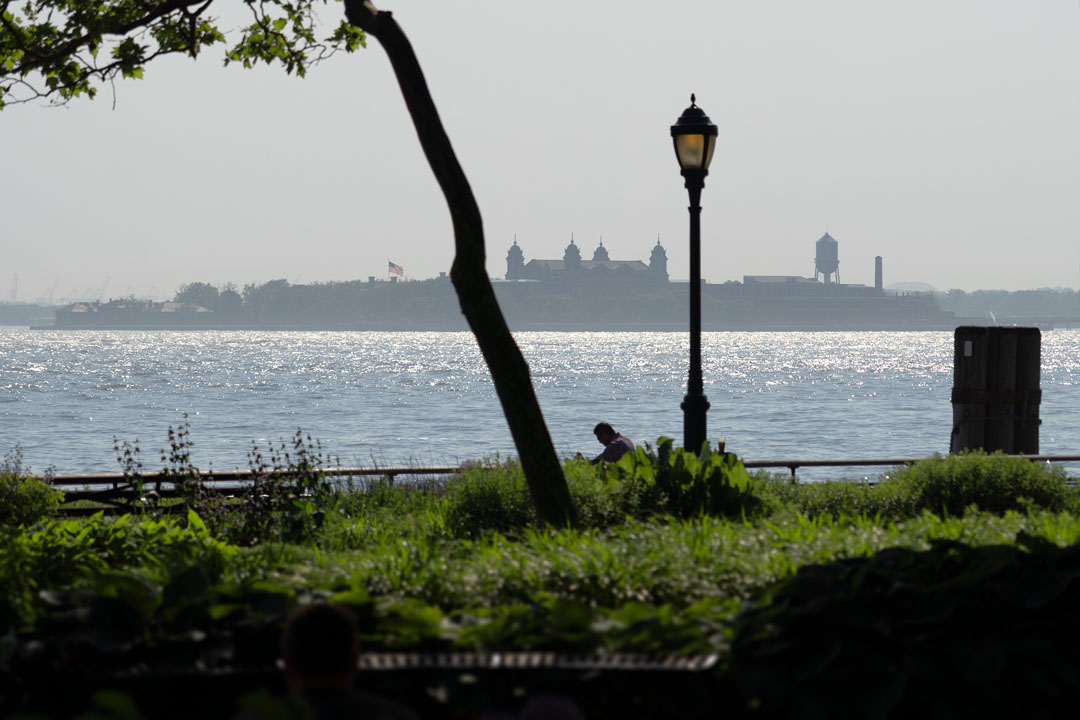 Blick vom Battery Park an der Südspitze Manhattans auf Ellis Island