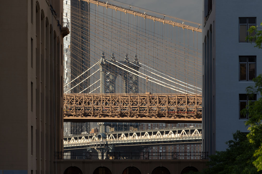 Brooklyn Bridge und Manhattan Bridge vor Gewitterhimmel