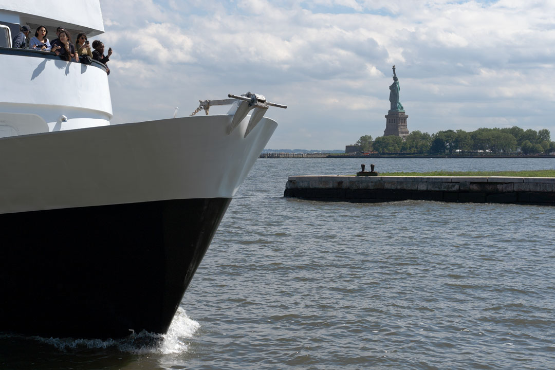 Blick von Ellis Island auf eine ankommende Fähre