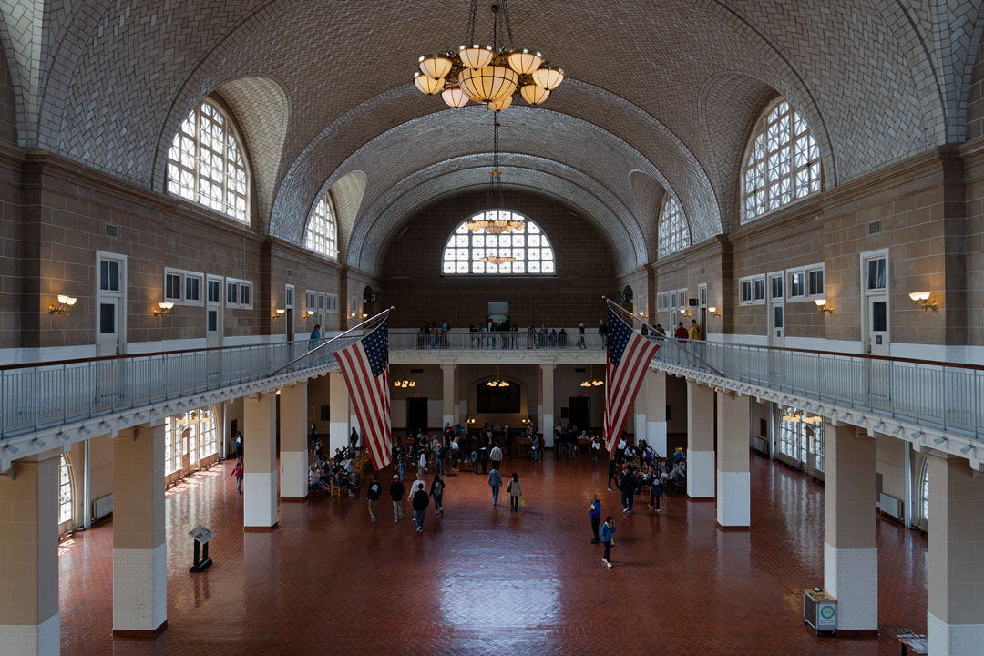 großer Saal der Empfangsstation auf Ellis Island