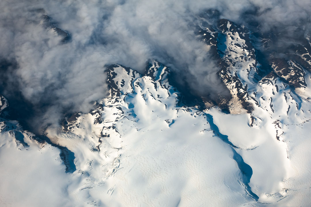 schneebedeckte Berge auf Island