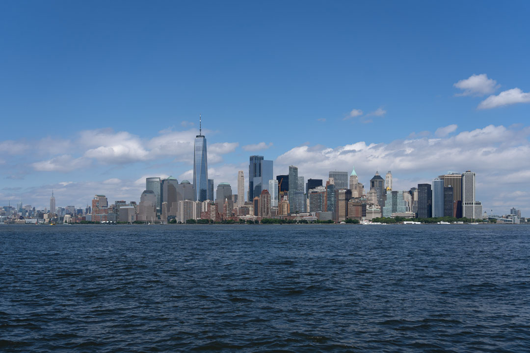 Lower Manhattan aus der Upper New York Bay gesehen.