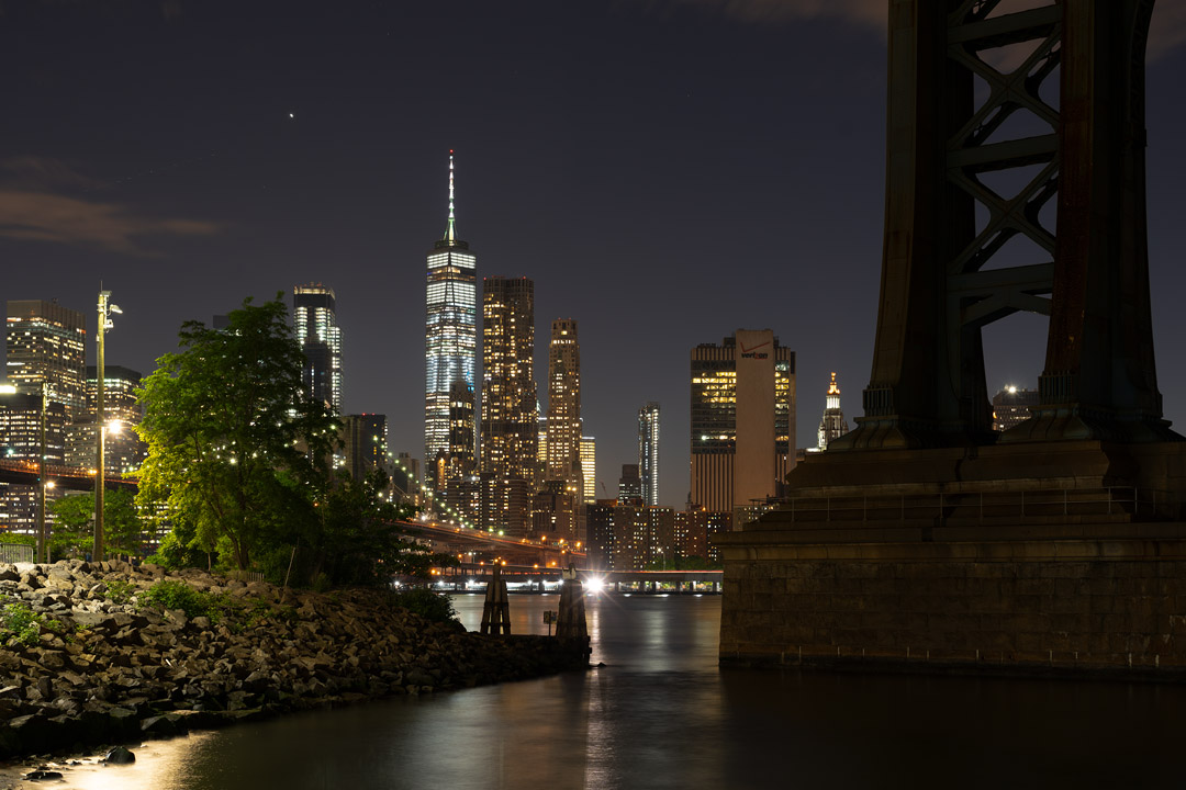 unter der Manhattan Bridge, Blick auf das One World Trade Center und die Venus