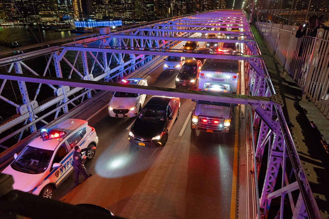 Autos auf der Brooklyn Bridge mit Polizei