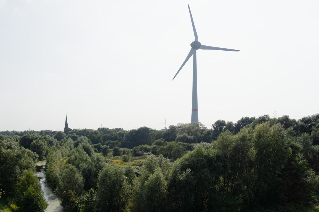 Kirchturm und Windkraftanlage