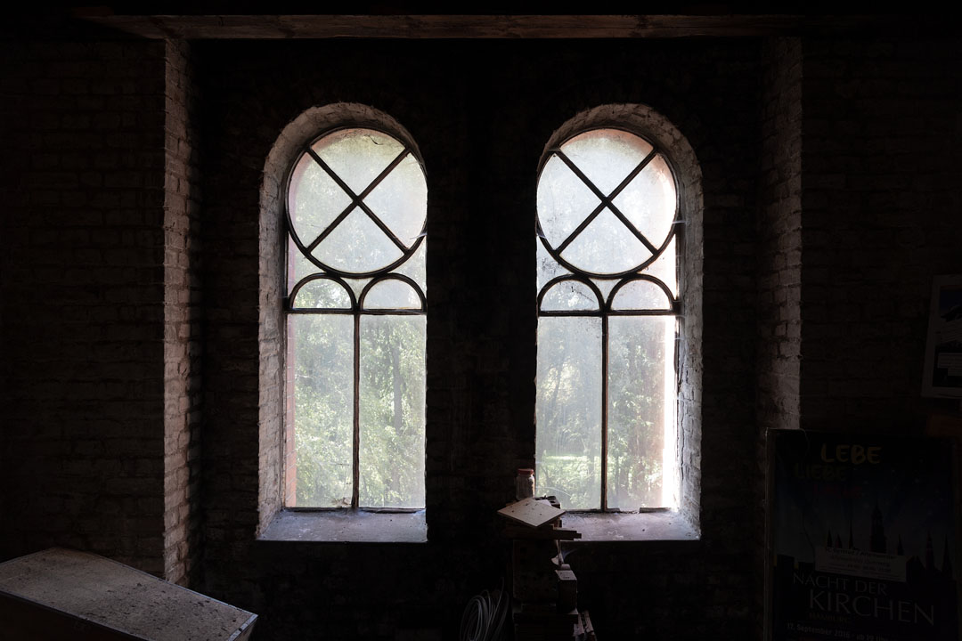 Fenster im Kirchturm von St. Gertrud Altenwerder