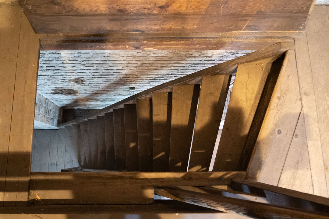 Holztreppe im Kirchturm von St. Gertrud Altenwerder