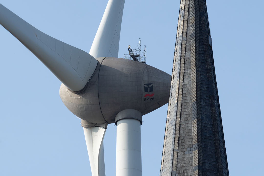 Gondel einer Windkraftanlage und Kirchturm