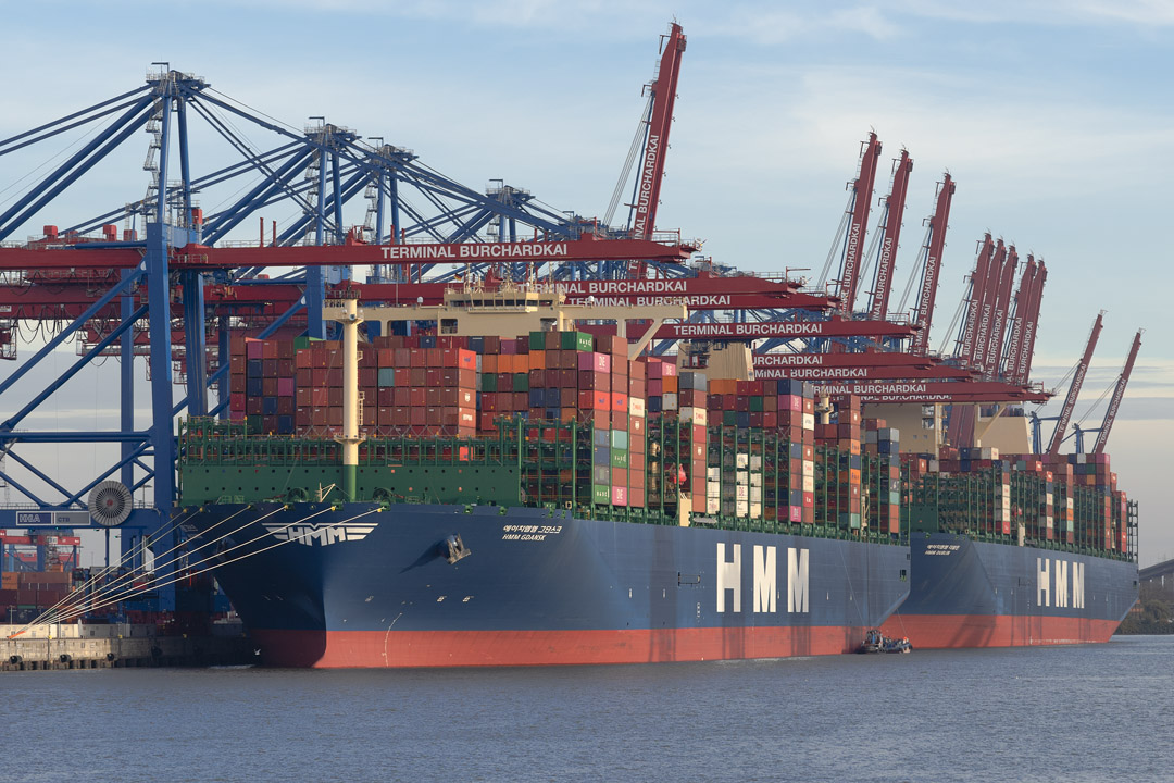 Zwei große Containerschiffe.
