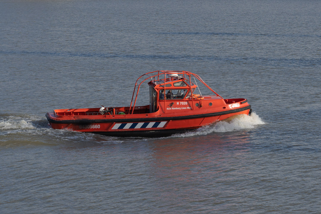 ein rotes Festmacherboot