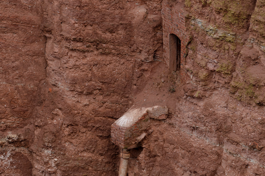 Belüftungsschacht im Felsen