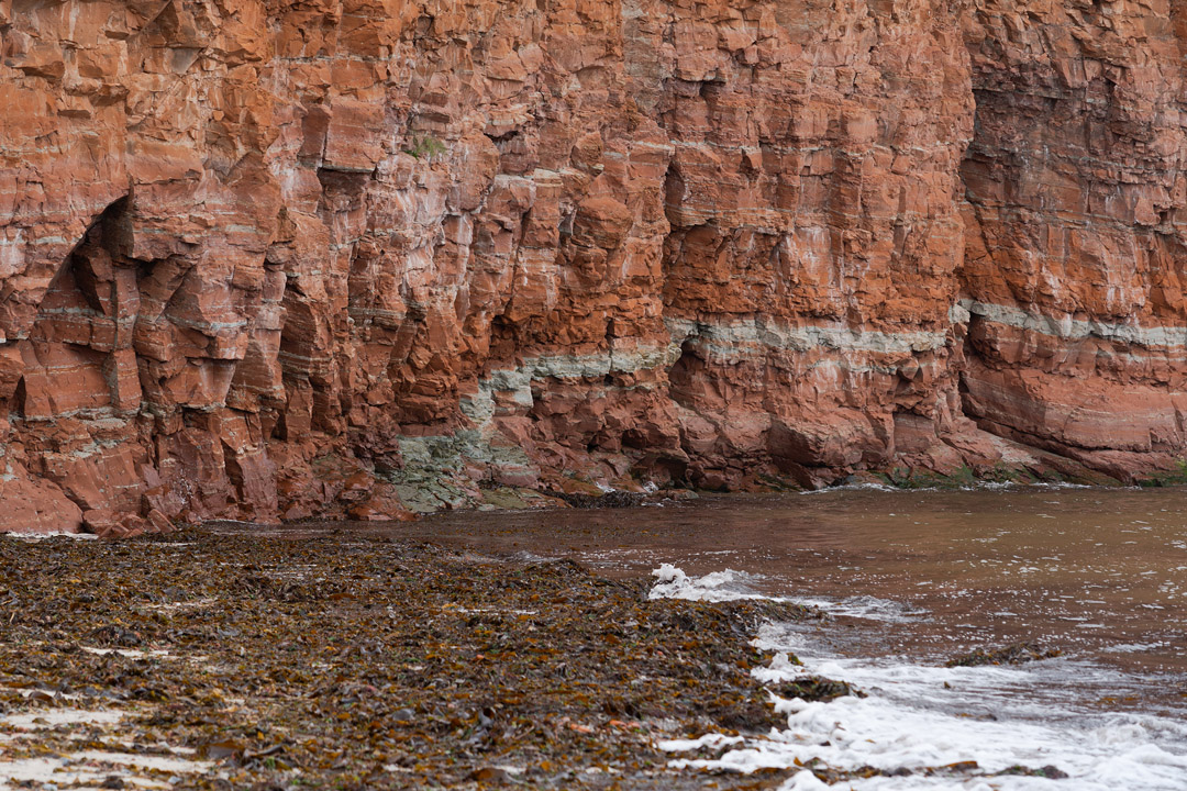 Strand, Wasser und Felsen