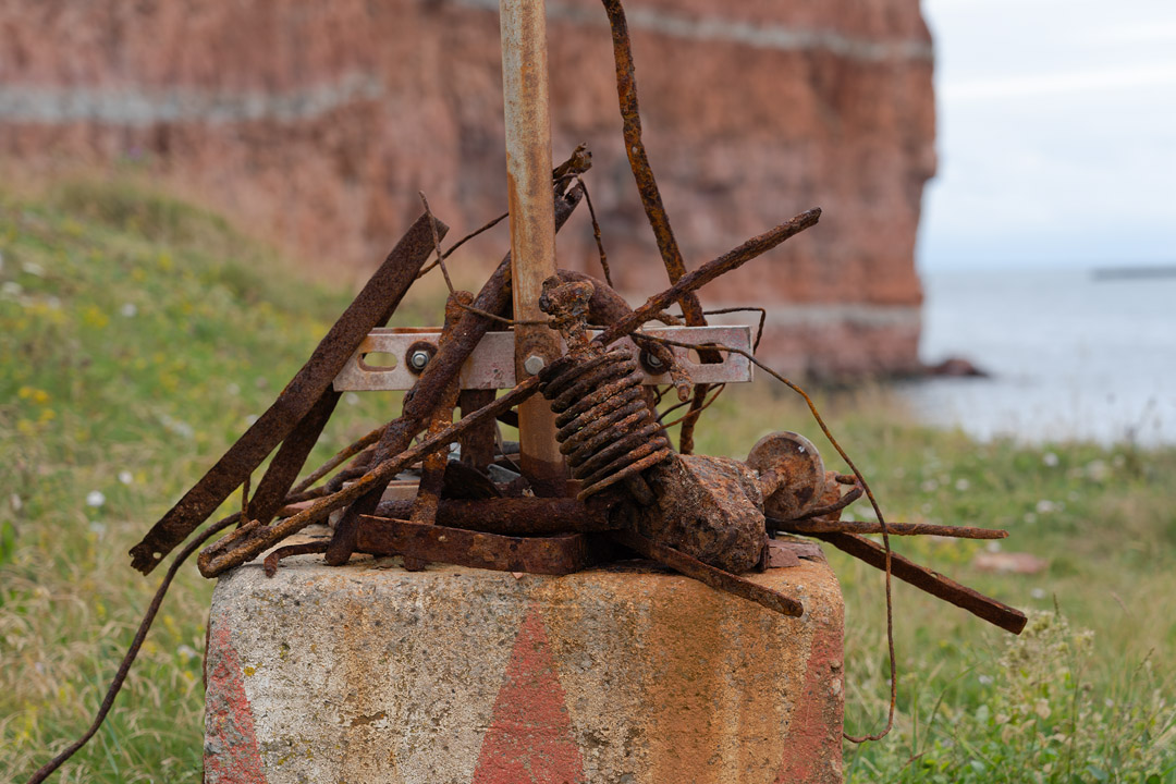gesammeltes Strandgut am Schild